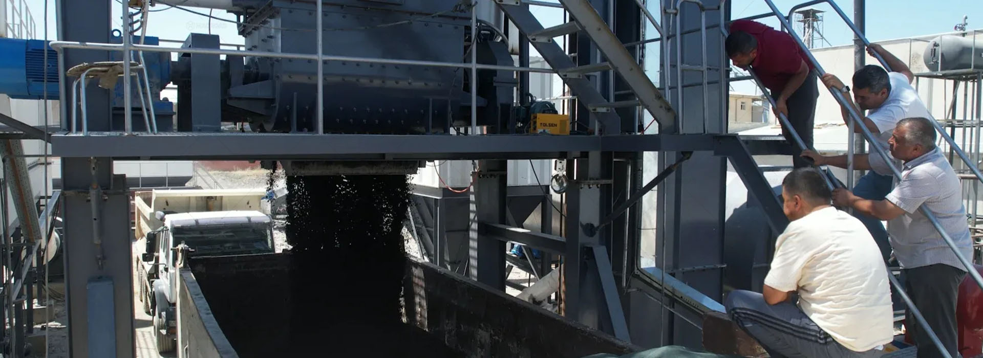 customer views the asphalt aggregates producing process from the asphalt batch plant