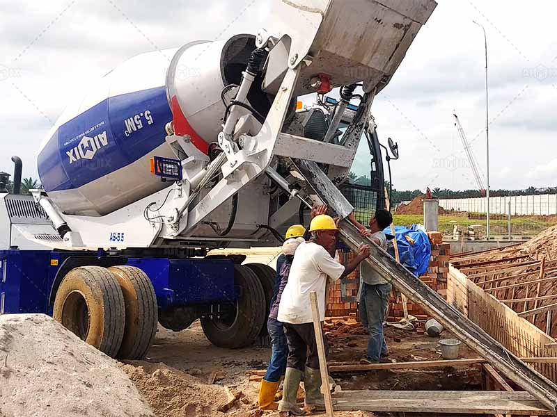 Mixer self-loading 5.5m³ untuk konstruksi rumah di Medan, Indonesia