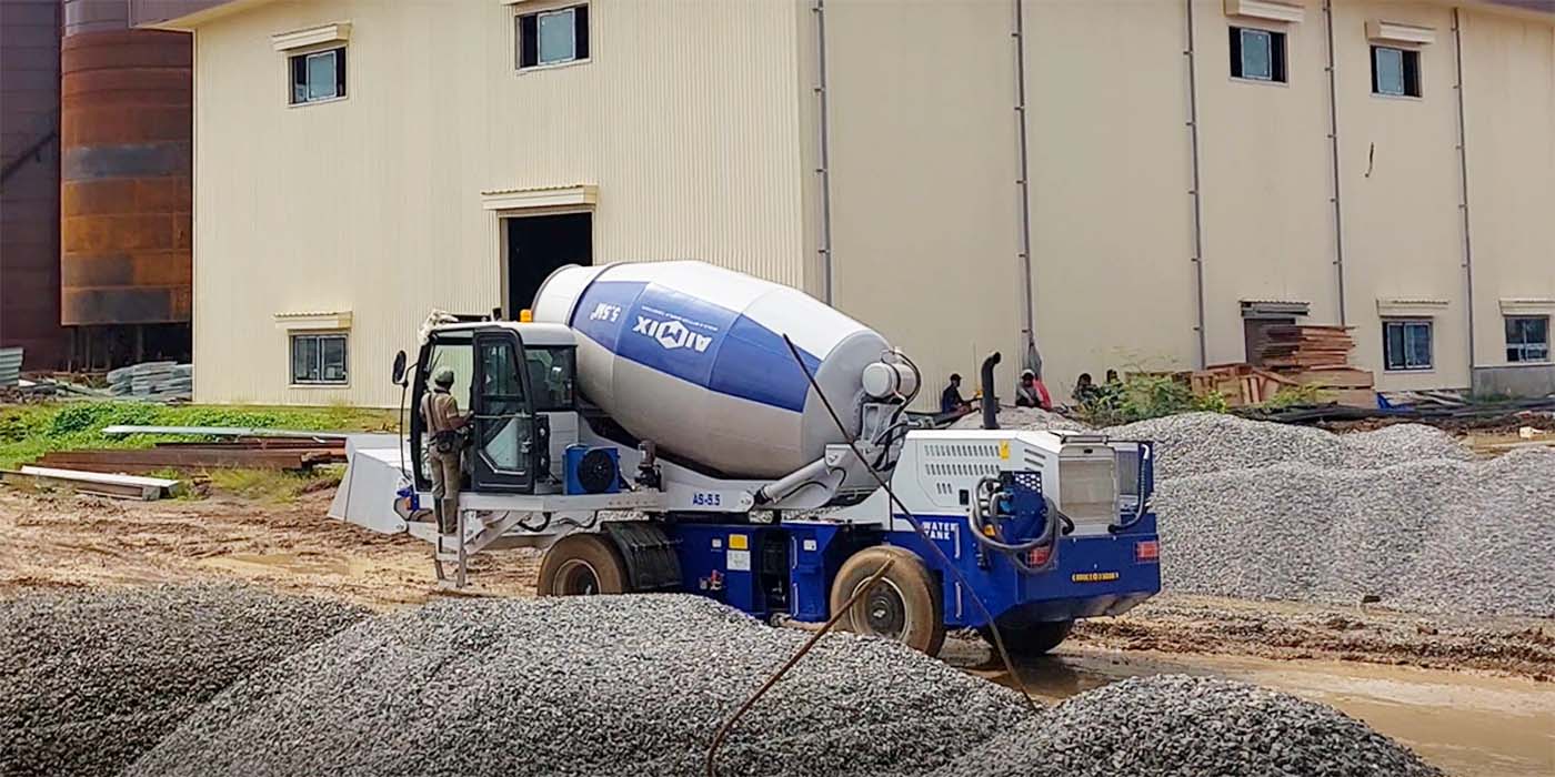 Truk pengaduk muat sendiri 5.5m³ untuk konstruksi rumah di Medan, Indonesia