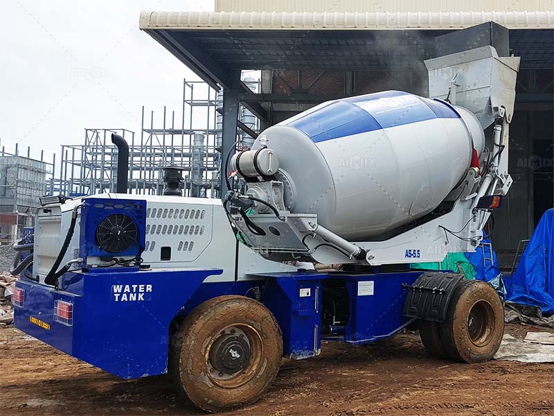 Truk pengaduk beton bergerak berkapasitas 5.5 m³ untuk konstruksi rumah di Medan, Indonesia