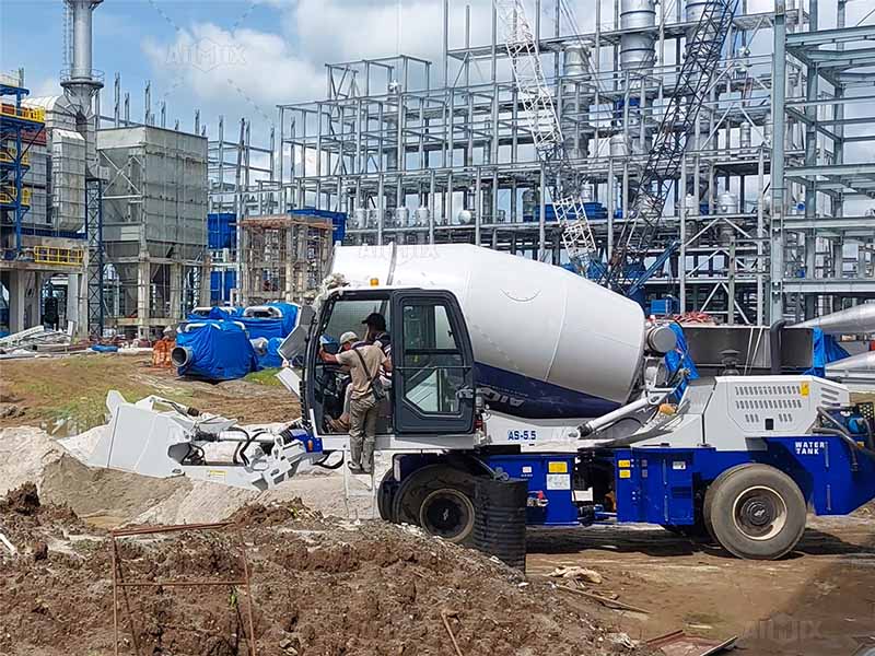 5.5m³ self loaded concrete mixer for house construction in Medan, Indonesia