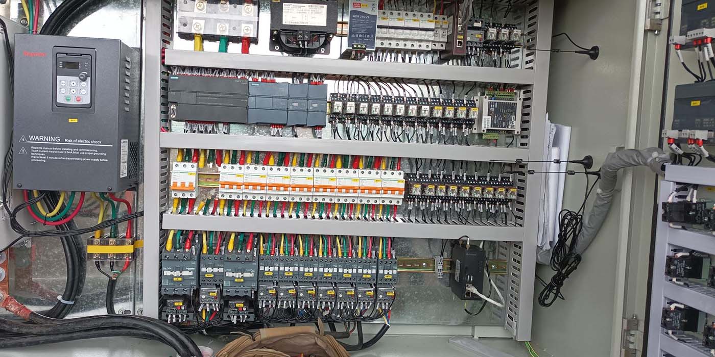 150T construction waste recycling mobile impact crusher plant control part in Colombia