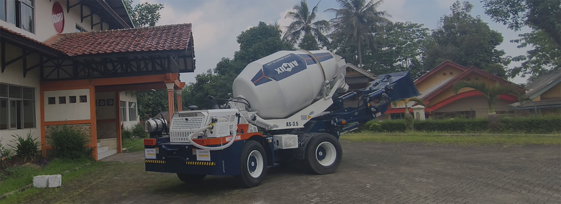 14cbm per hour self loading mobile concrete mixer attributes to house construction in Banten, Indonesia