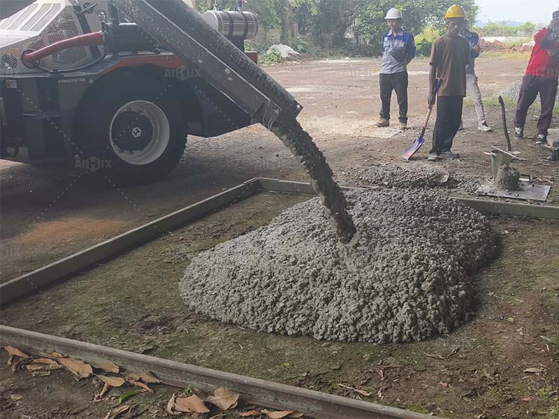 mobile self loading concrete mixer unloading concrete mixes Indonesia