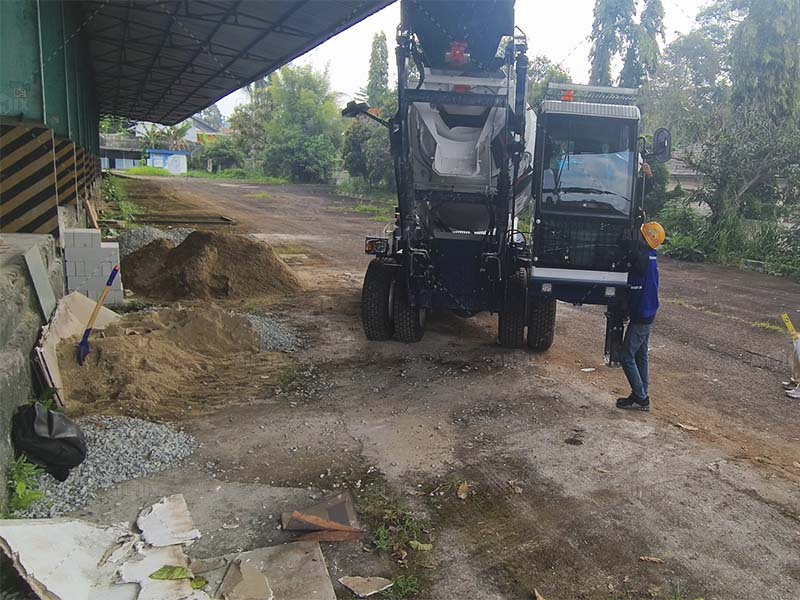 self loading mixer loading cement and production in Indonesia