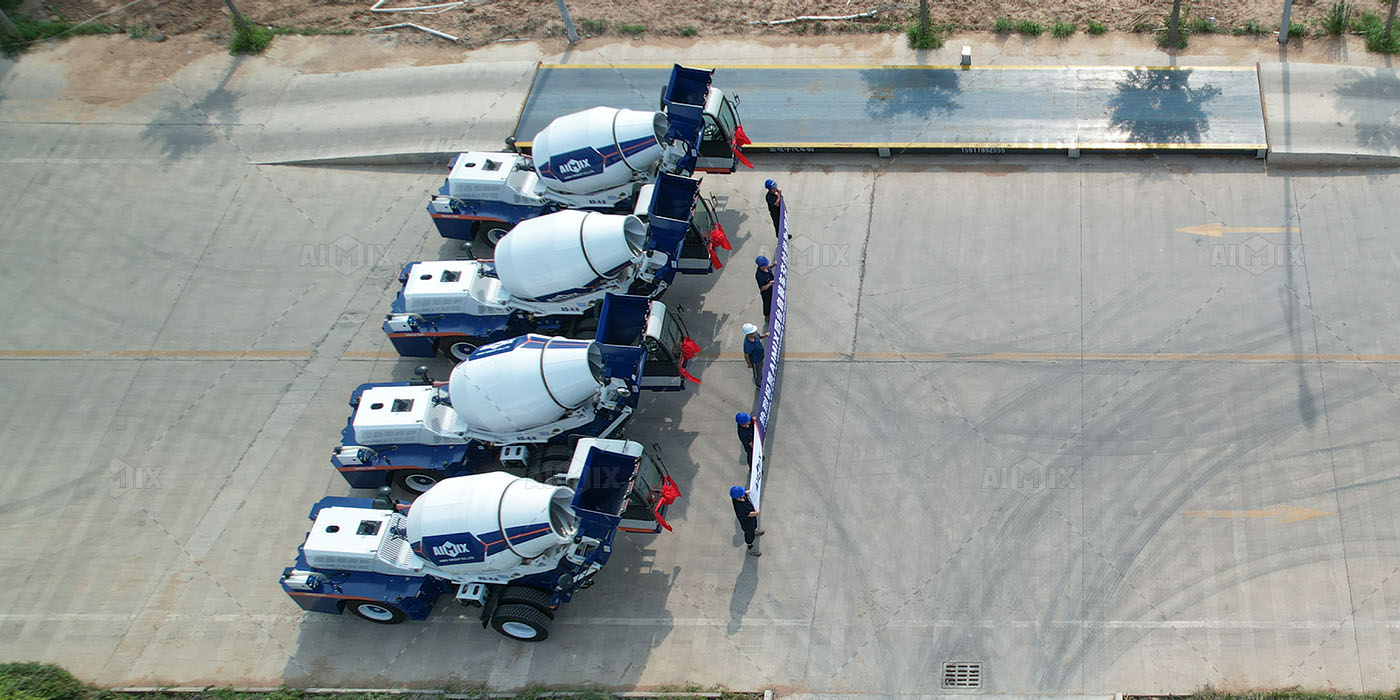 4 sets of mobile self loading concrete mixer trucks for sale are deliveryed to Huawei for the start of our strategic cooperation