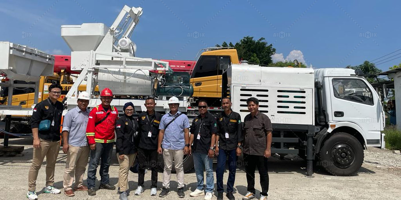Truk mixer beton tipe AJBT40 dengan mesin batching untuk proyek pemompaan beton di Indonesia