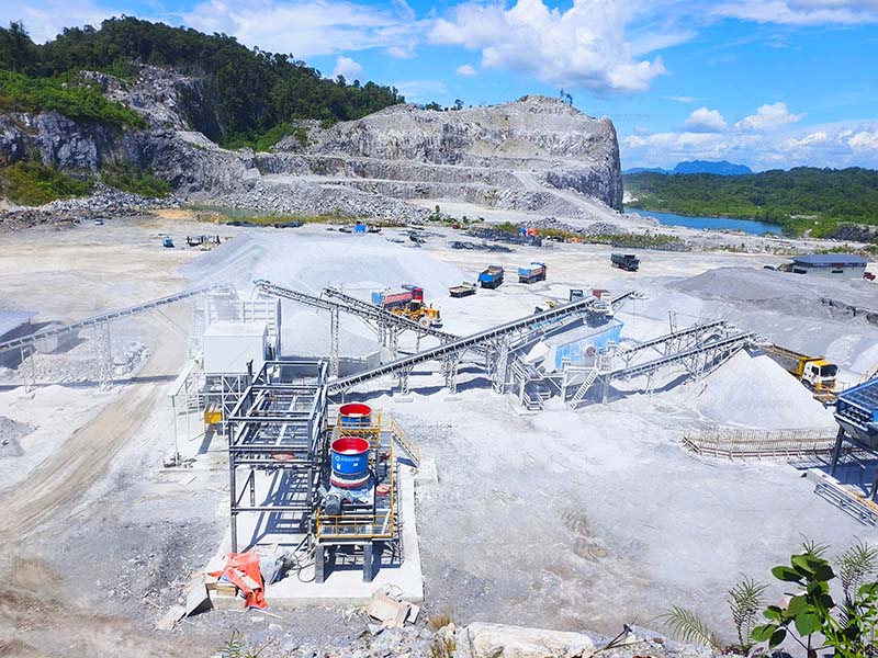 Mesin penghancur kerucut stasioner 250 ton per jam dengan saringan getar untuk menghancurkan batuan.