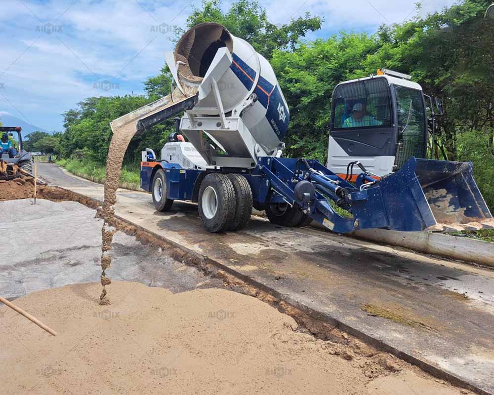 3.5cbm self loading mixer alternative to compact batching plant for concrete road pavement
