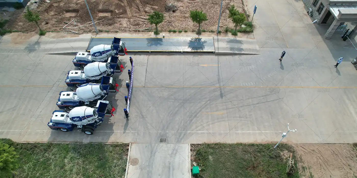 4 sets of mobile self loading concrete mixer trucks for sale are deliveryed to Huawei for the start of our strategic cooperation